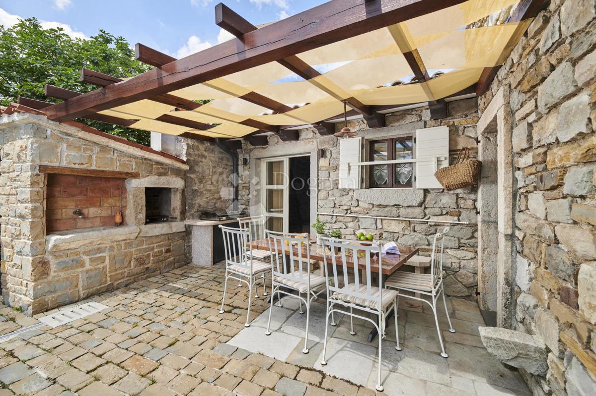 VILLA RUSTICA CON PISCINA INTERNA ED ESTERNA