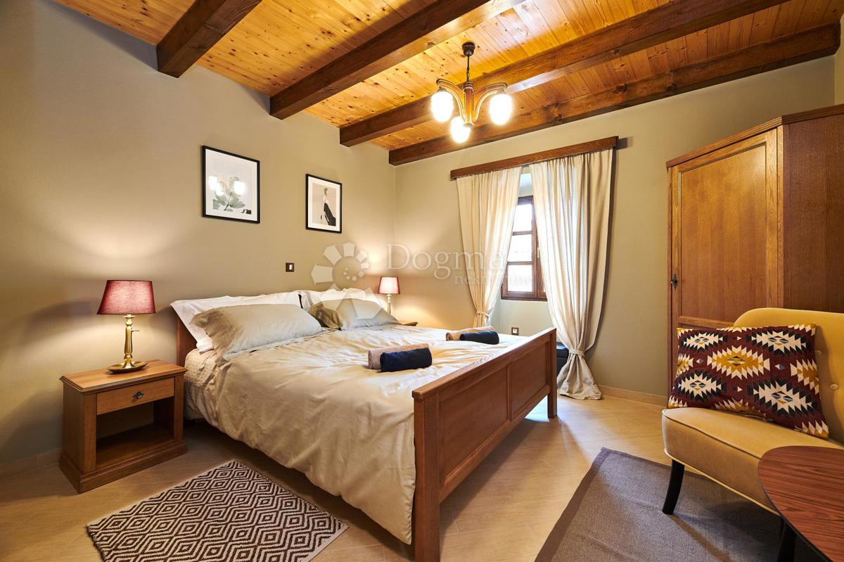 VILLA RUSTICA CON PISCINA INTERNA ED ESTERNA