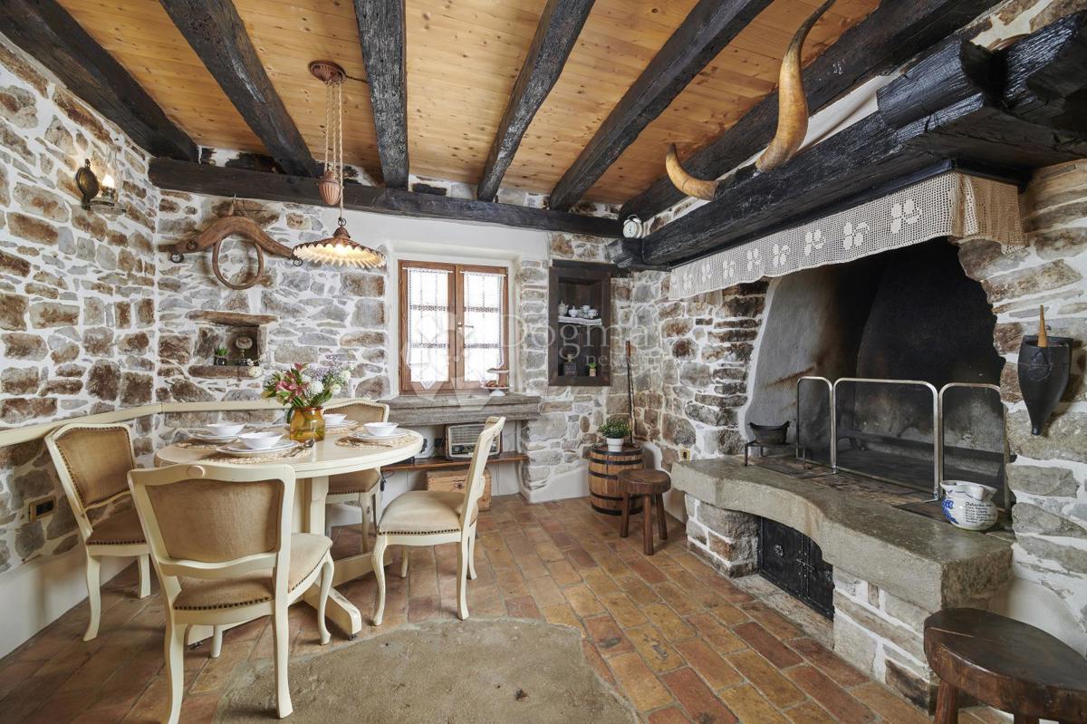 VILLA RUSTICA CON PISCINA INTERNA ED ESTERNA