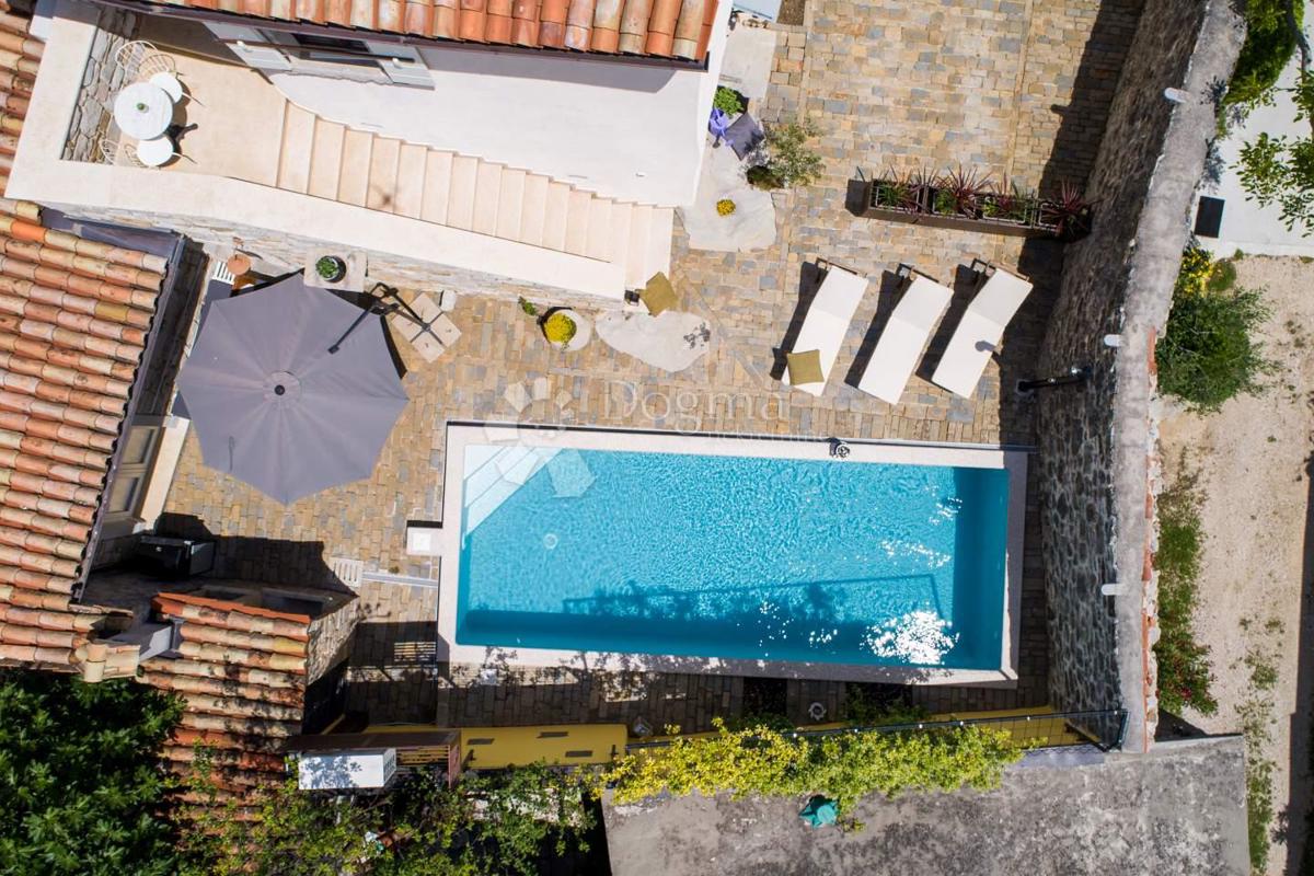 VILLA RUSTICA CON PISCINA INTERNA ED ESTERNA