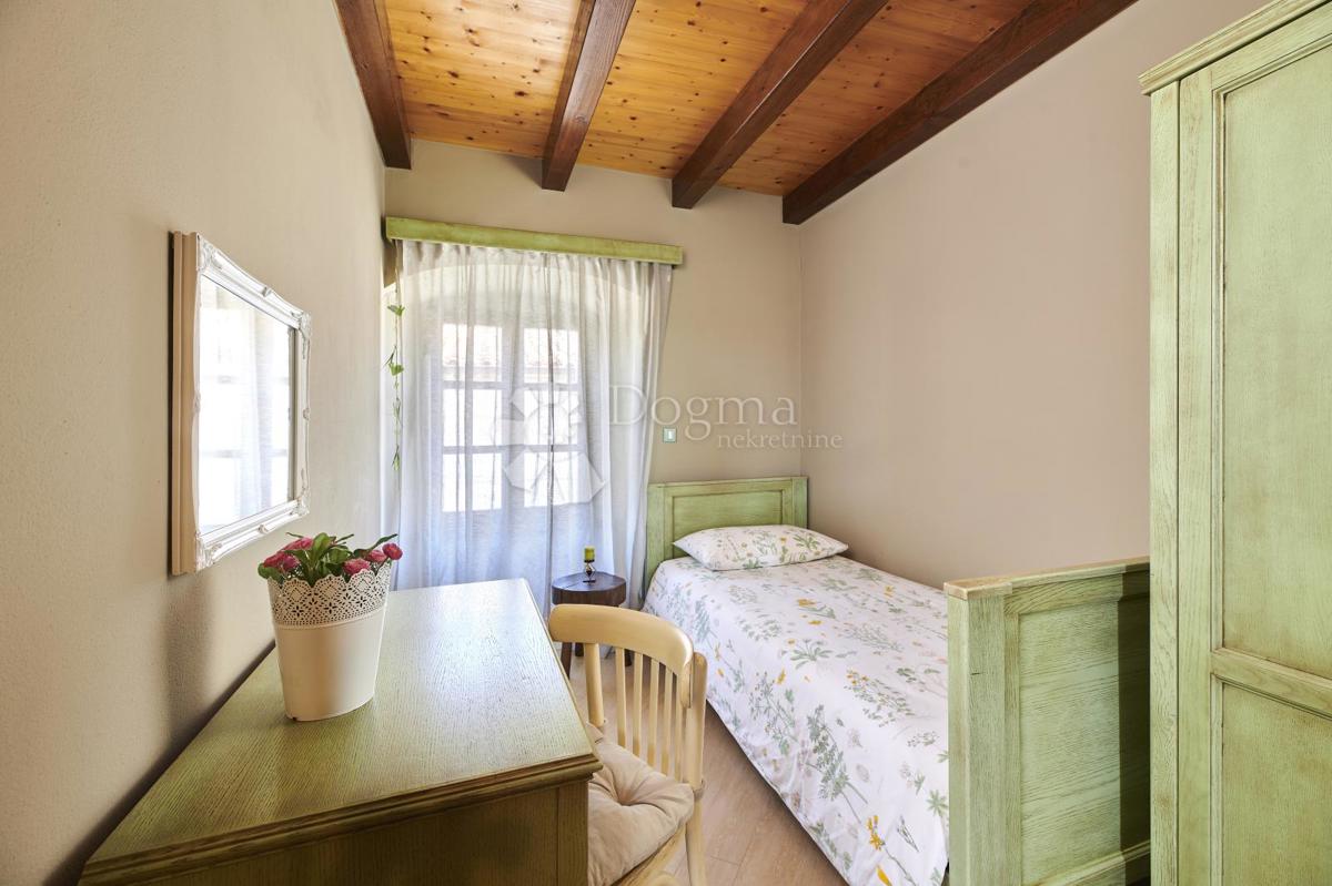 VILLA RUSTICA CON PISCINA INTERNA ED ESTERNA