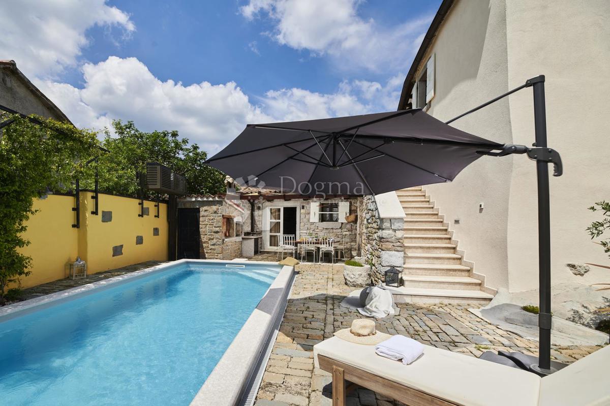 VILLA RUSTICA CON PISCINA INTERNA ED ESTERNA