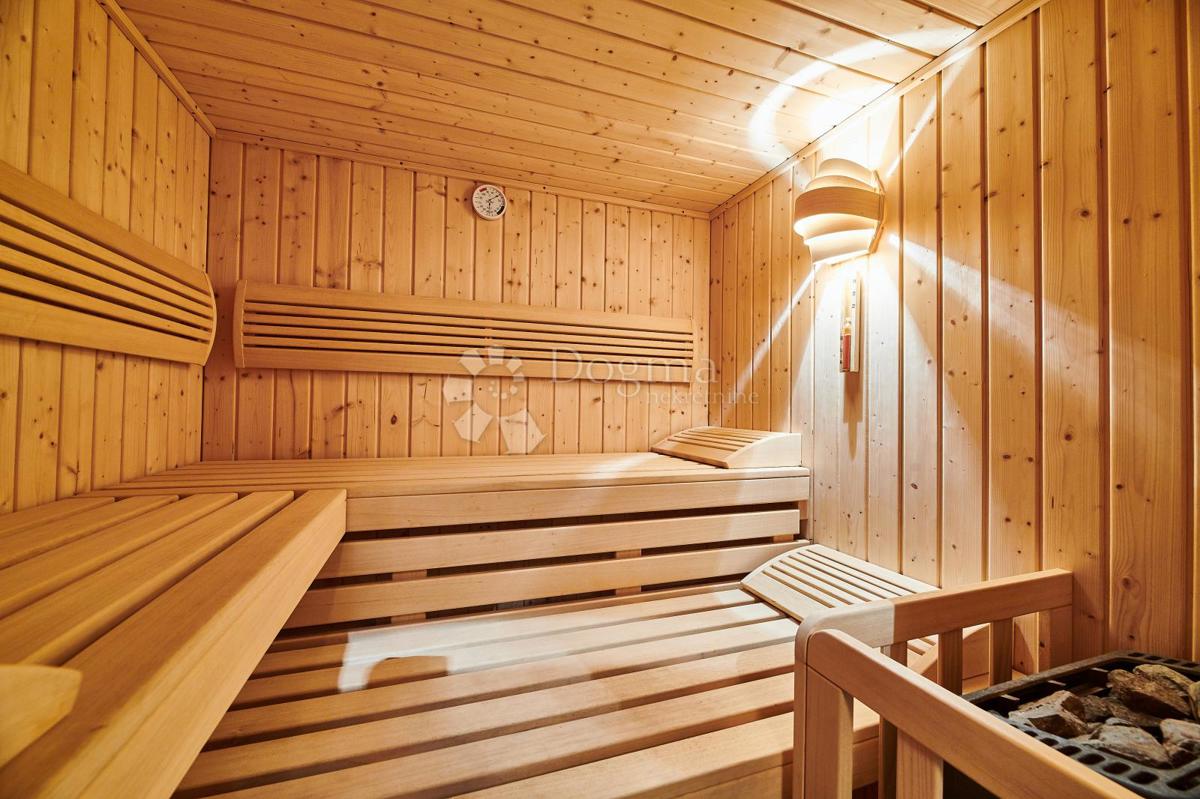 VILLA RUSTICA CON PISCINA INTERNA ED ESTERNA