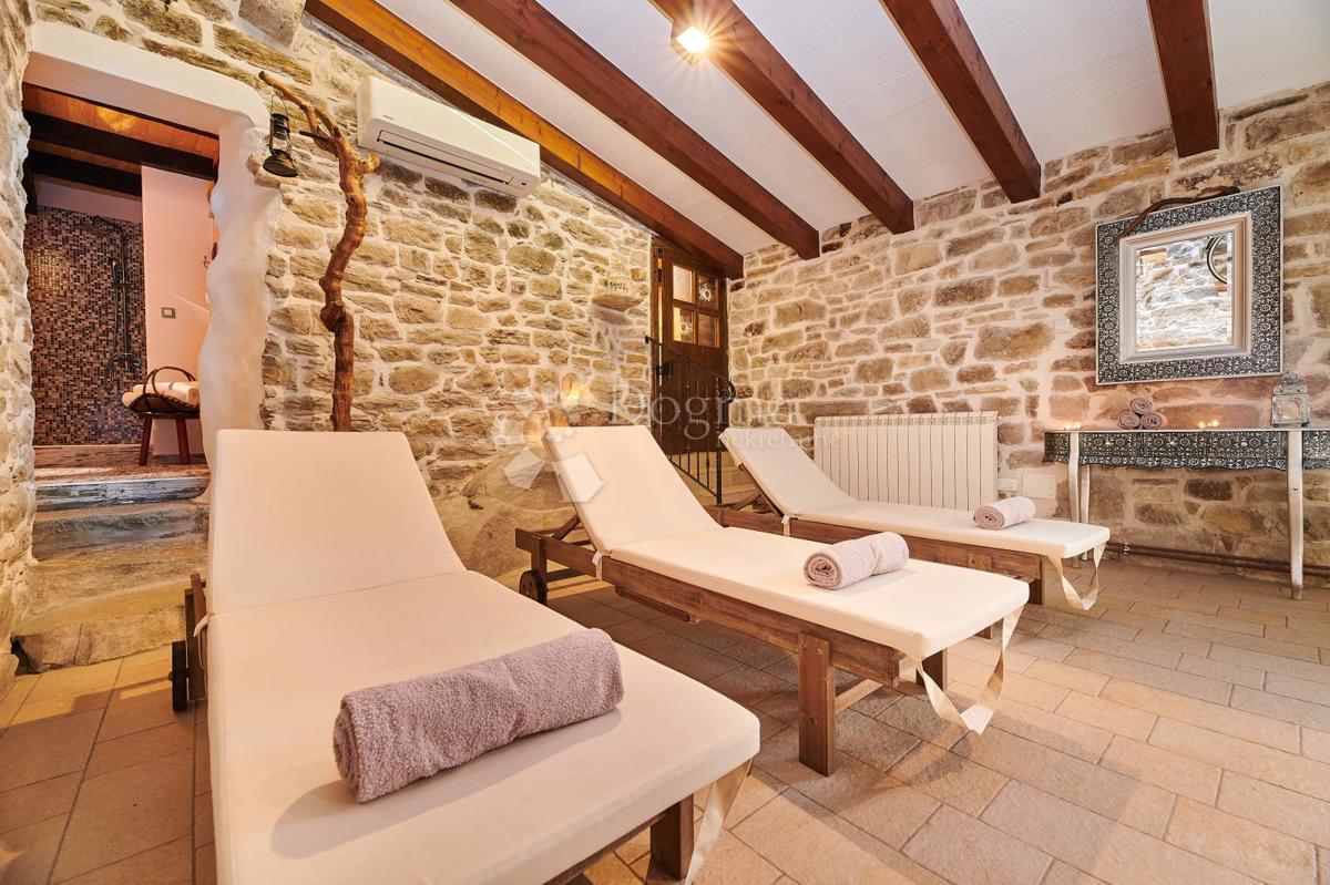 VILLA RUSTICA CON PISCINA INTERNA ED ESTERNA