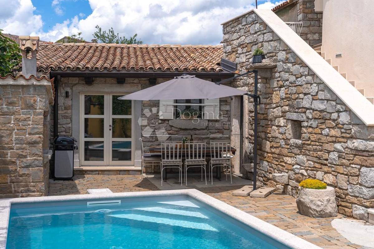 VILLA RUSTICA CON PISCINA INTERNA ED ESTERNA