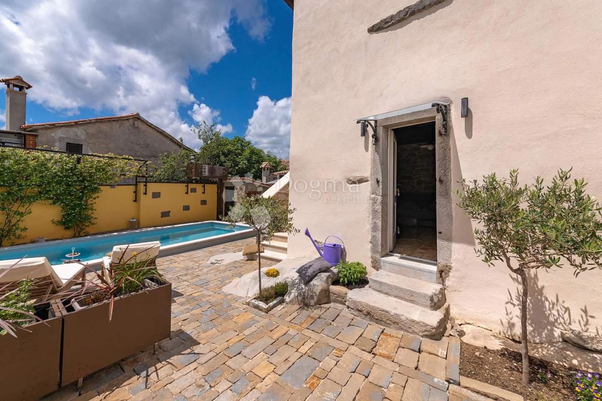 VILLA RUSTICA CON PISCINA INTERNA ED ESTERNA