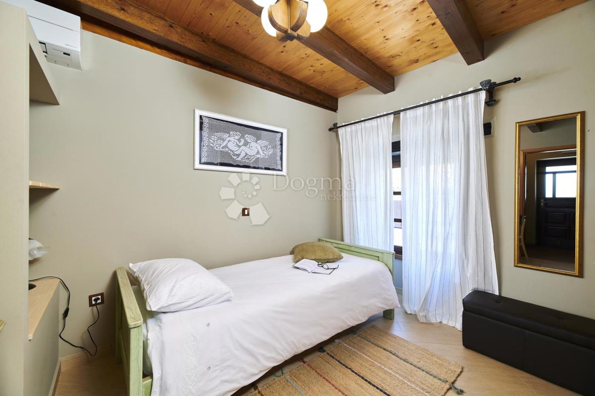 VILLA RUSTICA CON PISCINA INTERNA ED ESTERNA