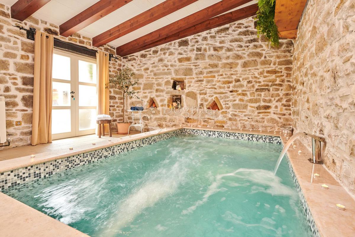 VILLA RUSTICA CON PISCINA INTERNA ED ESTERNA