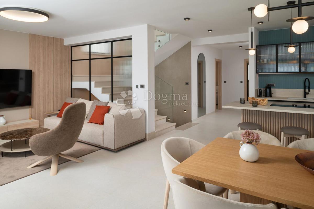 Casa Podstrana, 243,70m2