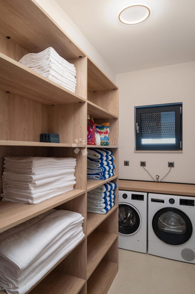 Casa Podstrana, 243,70m2