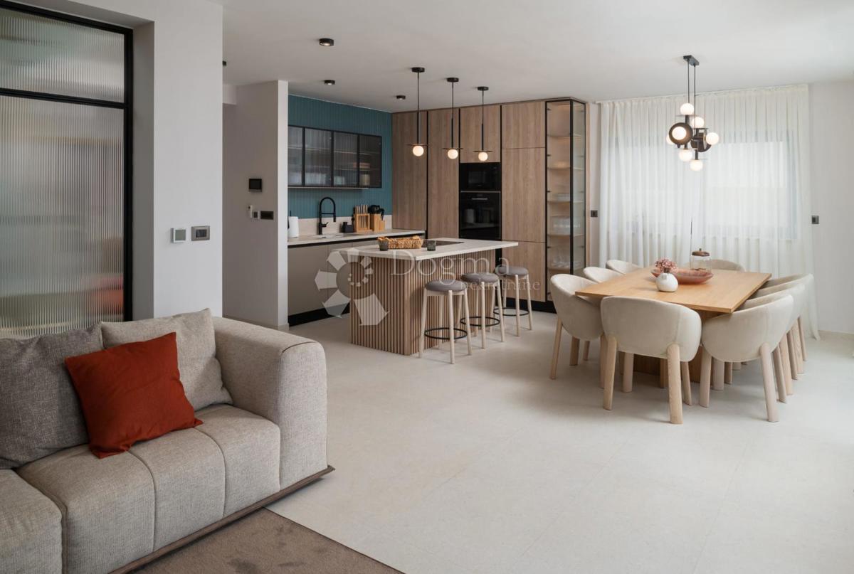 Casa Podstrana, 243,70m2