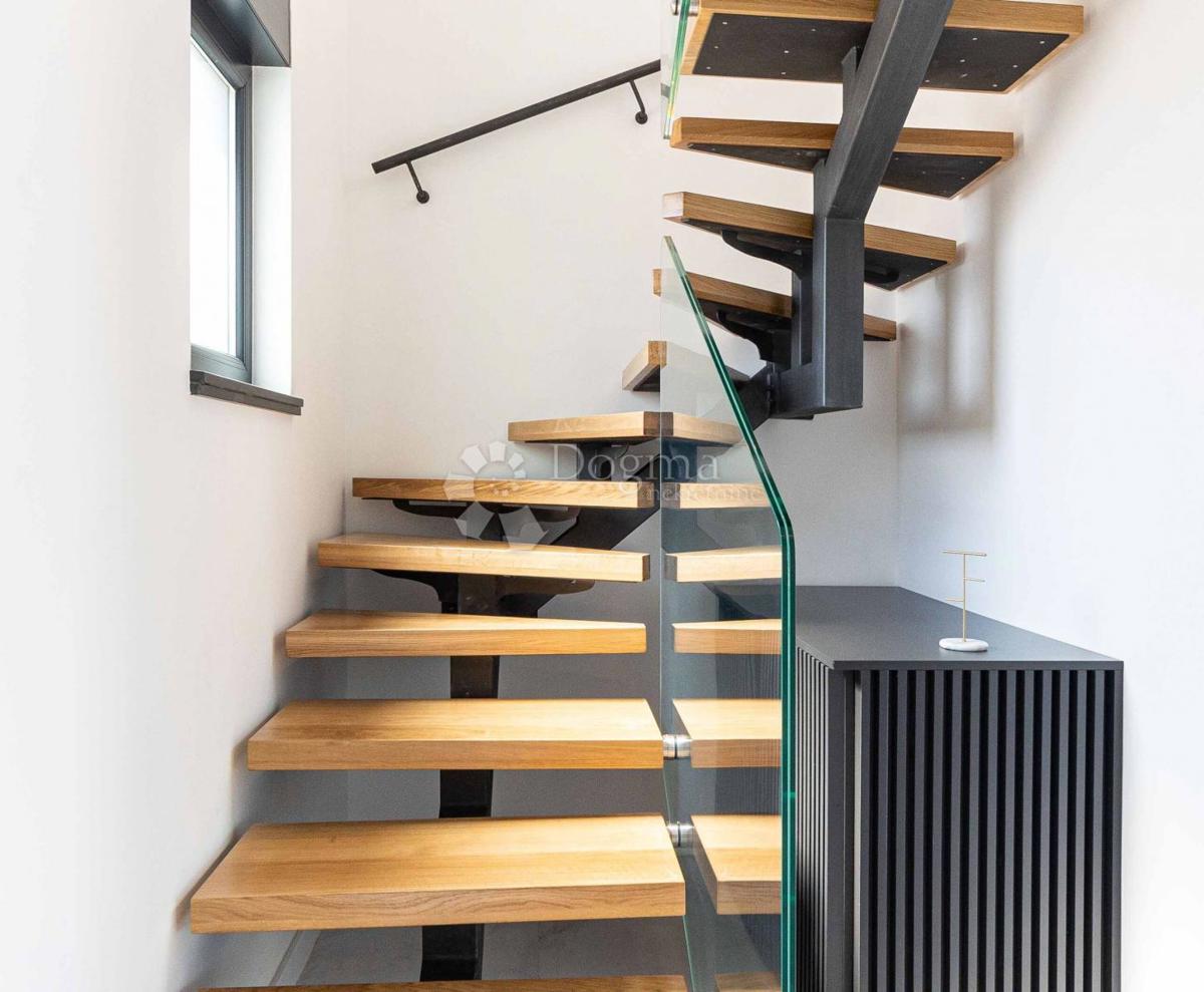 TROGIR/ČIOVO - BELLISSIMA VILLA CON PISCINA E VISTA