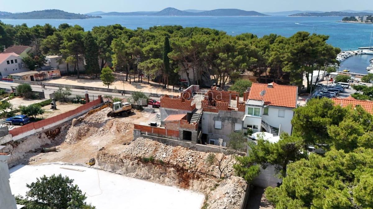 Appartamento trilocale al 1° piano, ampio balcone, posto auto 28,35 m² incluso nel prezzo, 50 m dal mare – Vodice