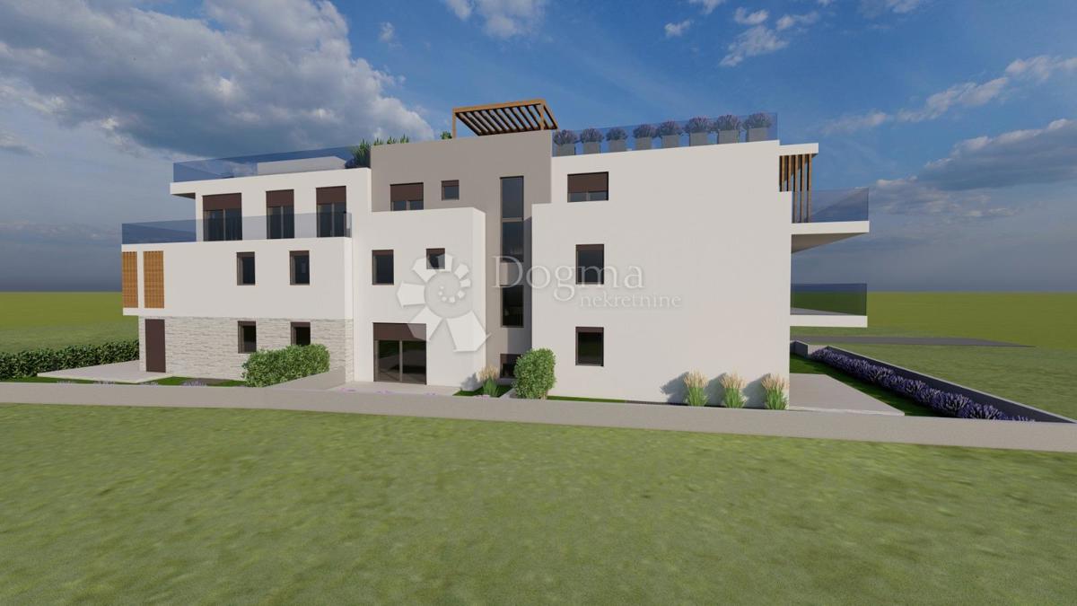 Appartamento trilocale al 1° piano, ampio balcone, posto auto 28,35 m² incluso nel prezzo, 50 m dal mare – Vodice