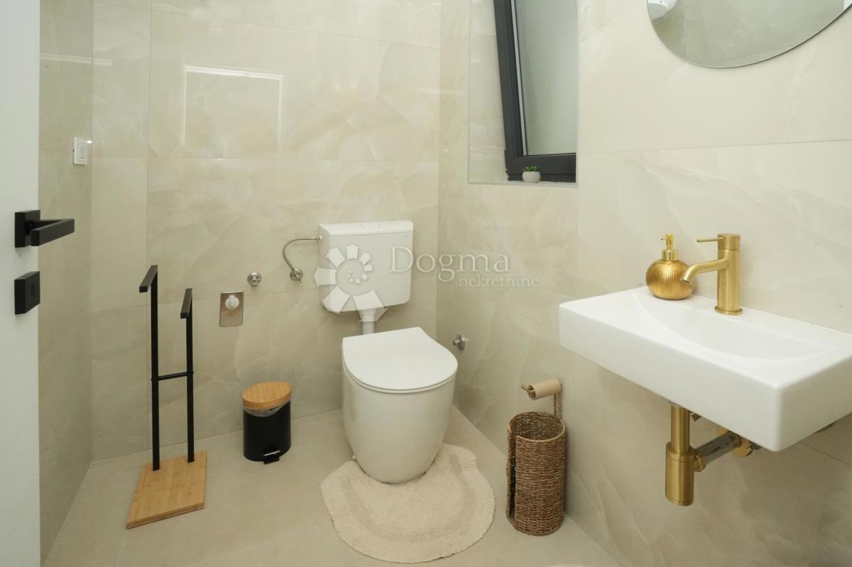 Moderna casa a un piano con piscina e privacy assoluta Nuova costruzione pronta per essere abitata