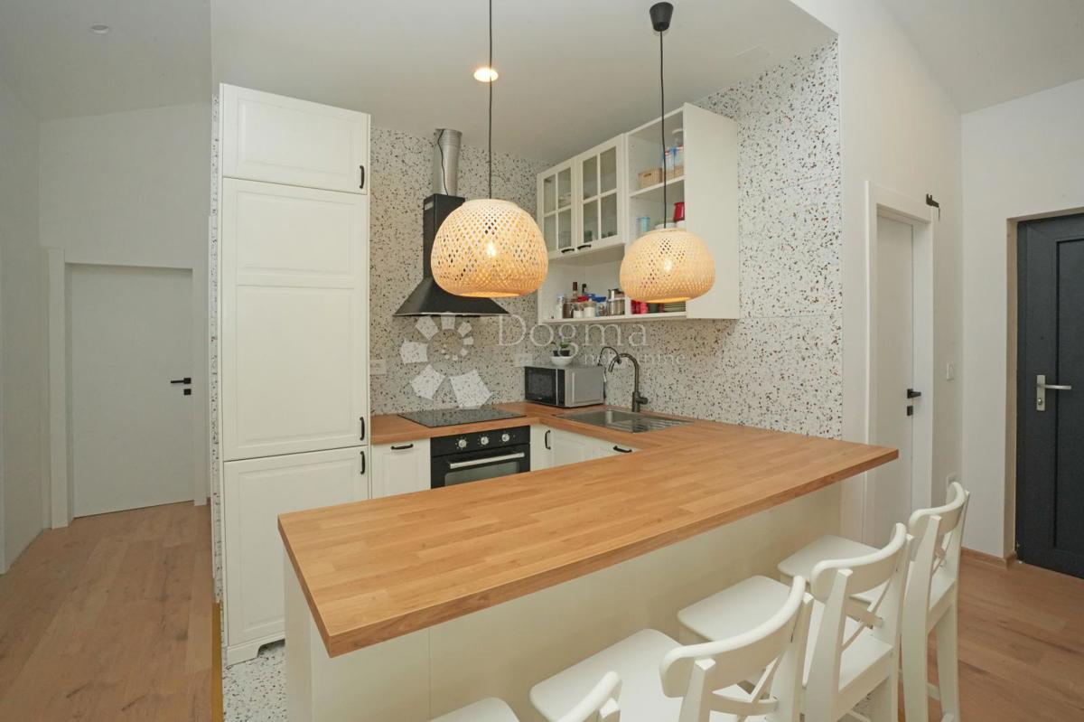 Moderna casa a un piano con piscina e privacy assoluta Nuova costruzione pronta per essere abitata