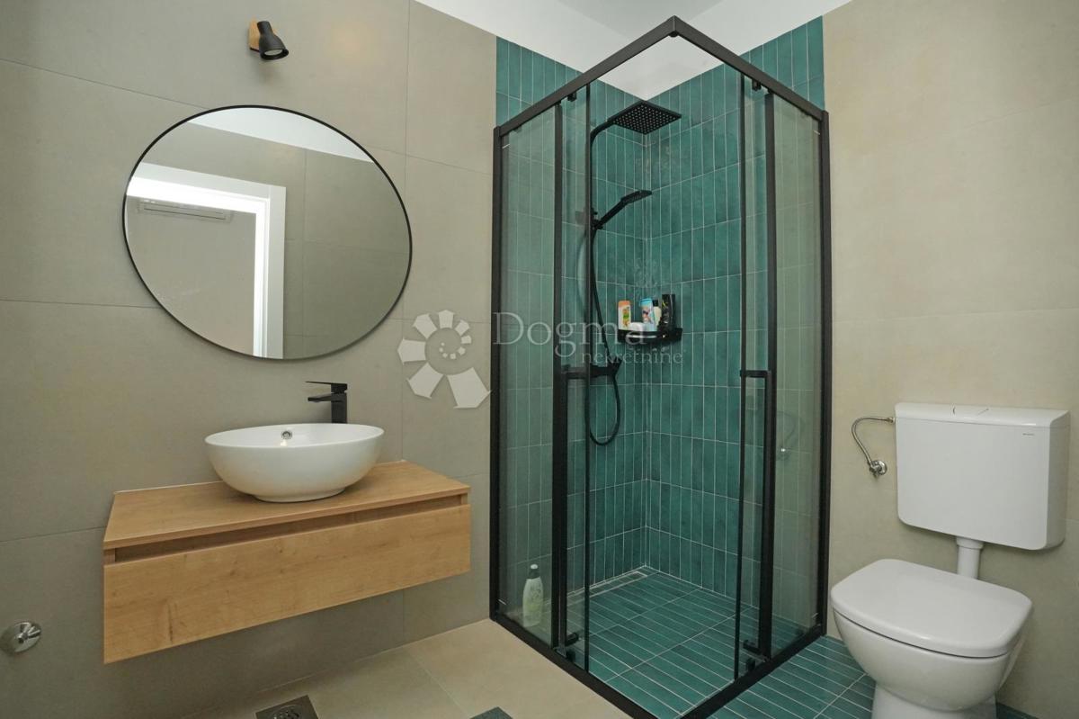 Moderna casa a un piano con piscina e privacy assoluta Nuova costruzione pronta per essere abitata