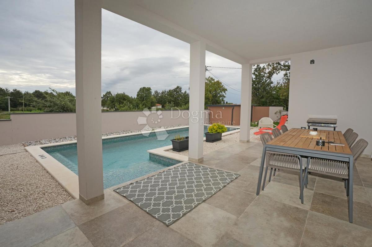 Moderna casa a un piano con piscina e privacy assoluta Nuova costruzione pronta per essere abitata