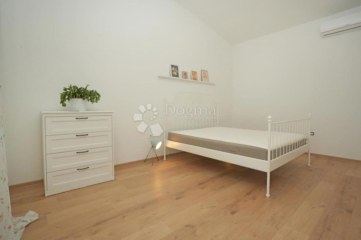 Moderna casa a un piano con piscina e privacy assoluta Nuova costruzione pronta per essere abitata