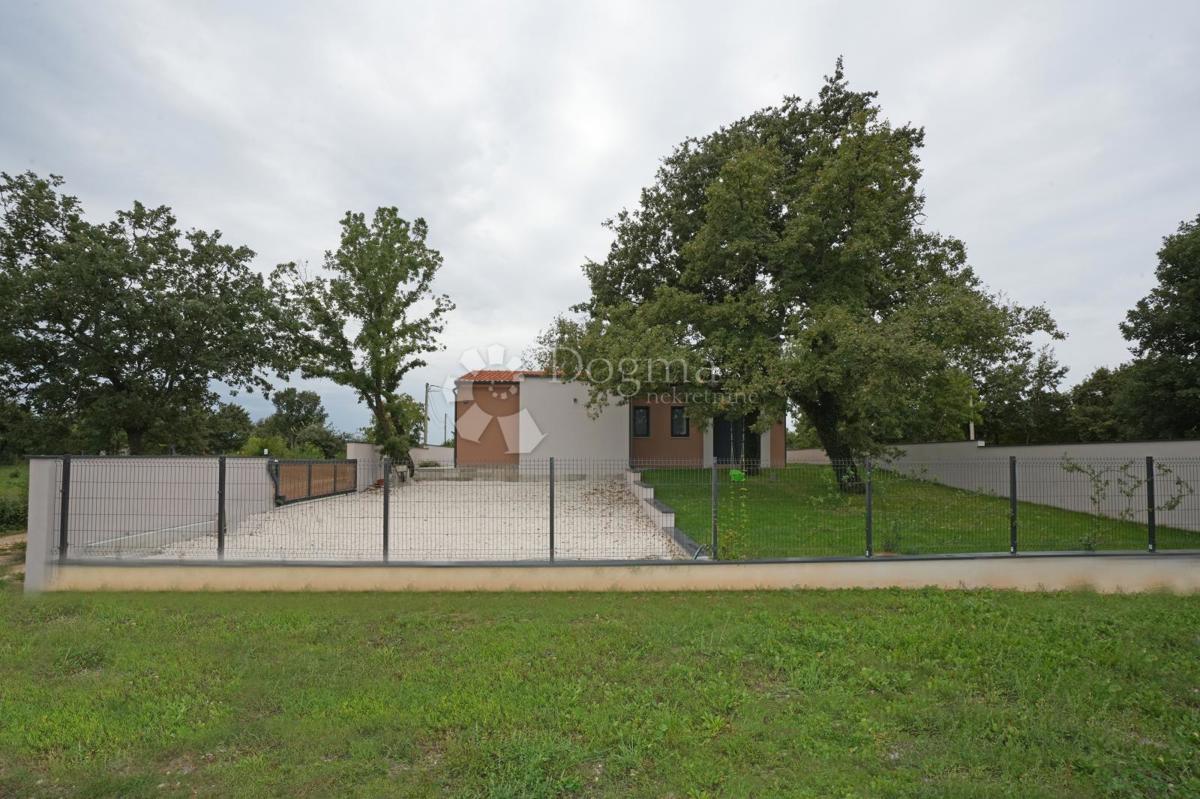 Moderna casa a un piano con piscina e privacy assoluta Nuova costruzione pronta per essere abitata