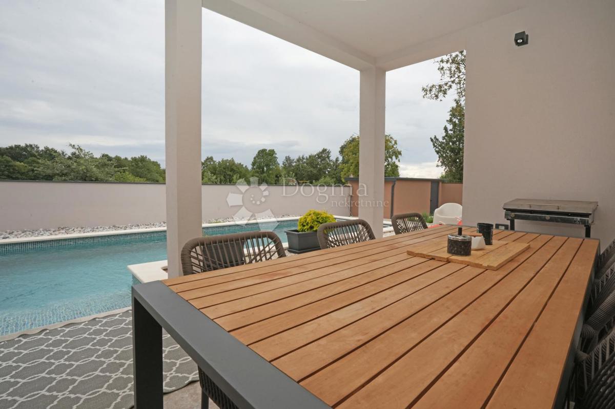 Moderna casa a un piano con piscina e privacy assoluta Nuova costruzione pronta per essere abitata