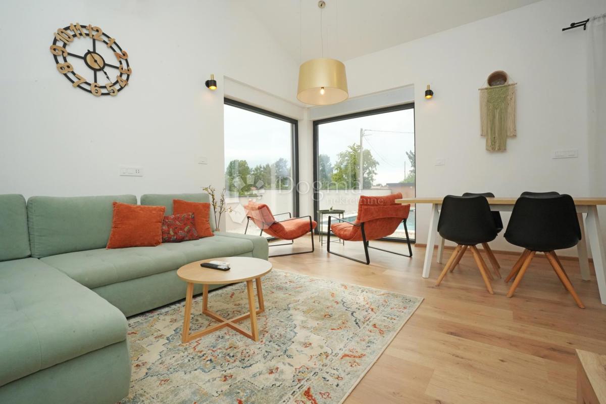 Moderna casa a un piano con piscina e privacy assoluta Nuova costruzione pronta per essere abitata