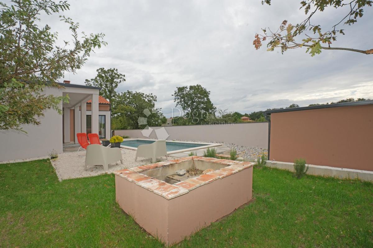 Moderna casa a un piano con piscina e privacy assoluta Nuova costruzione pronta per essere abitata