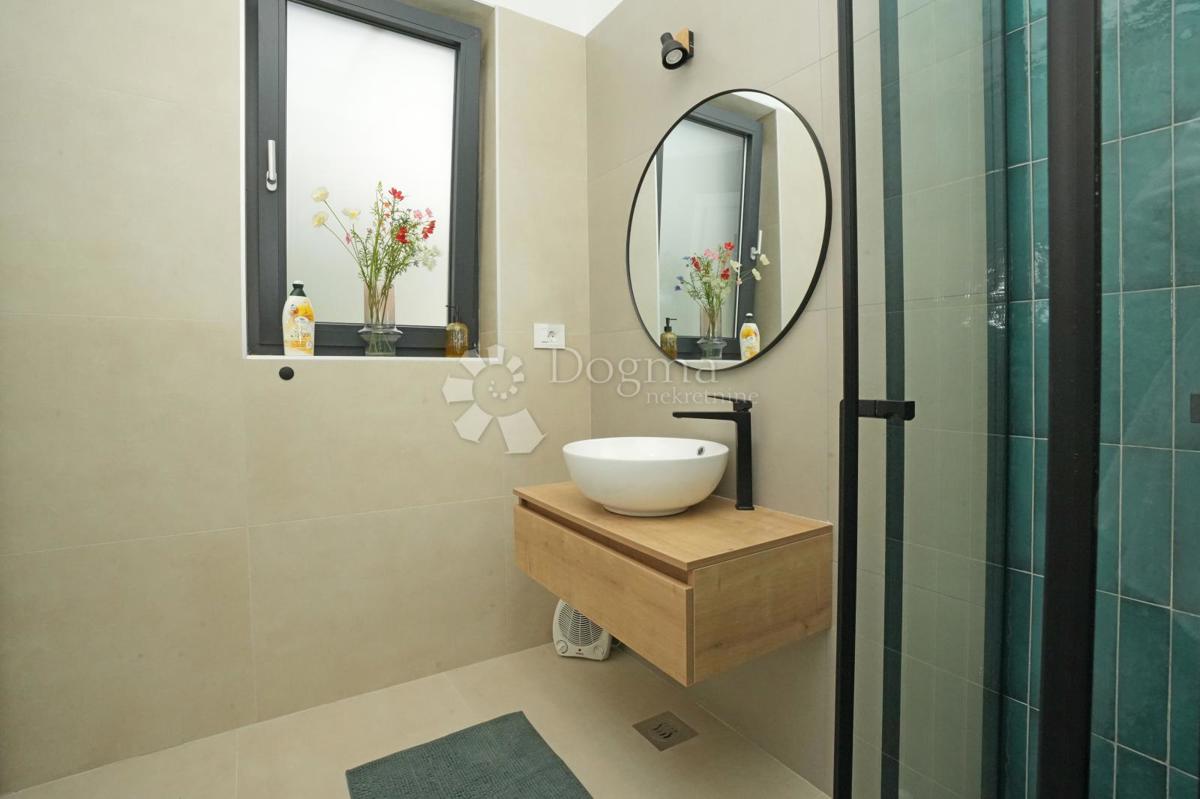 Moderna casa a un piano con piscina e privacy assoluta Nuova costruzione pronta per essere abitata