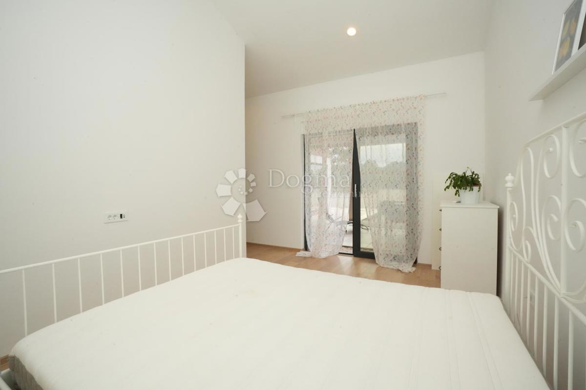 Moderna casa a un piano con piscina e privacy assoluta Nuova costruzione pronta per essere abitata