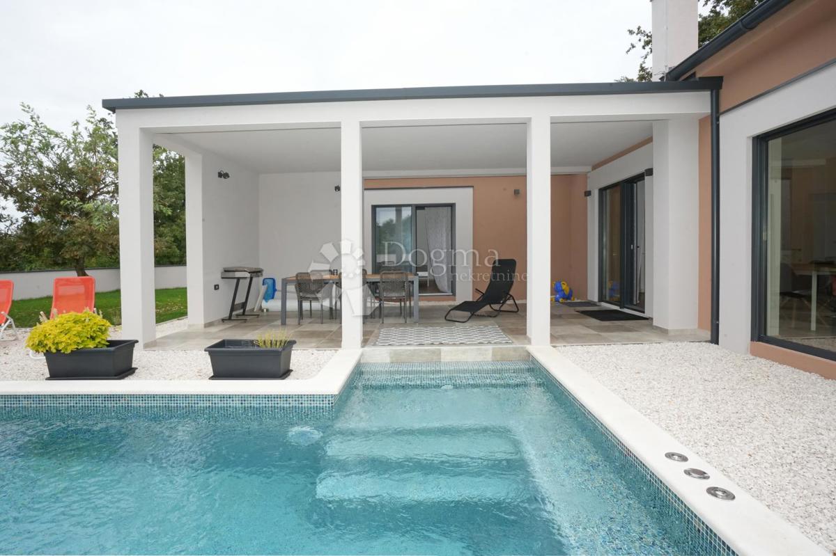 Moderna casa a un piano con piscina e privacy assoluta Nuova costruzione pronta per essere abitata