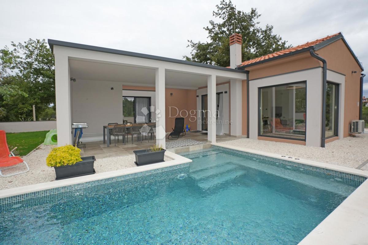 Moderna casa a un piano con piscina e privacy assoluta Nuova costruzione pronta per essere abitata