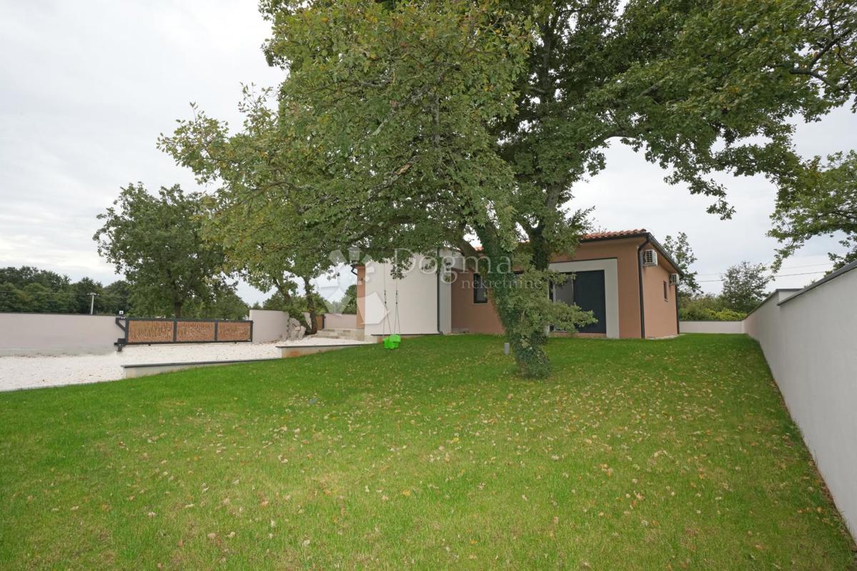 Moderna casa a un piano con piscina e privacy assoluta Nuova costruzione pronta per essere abitata