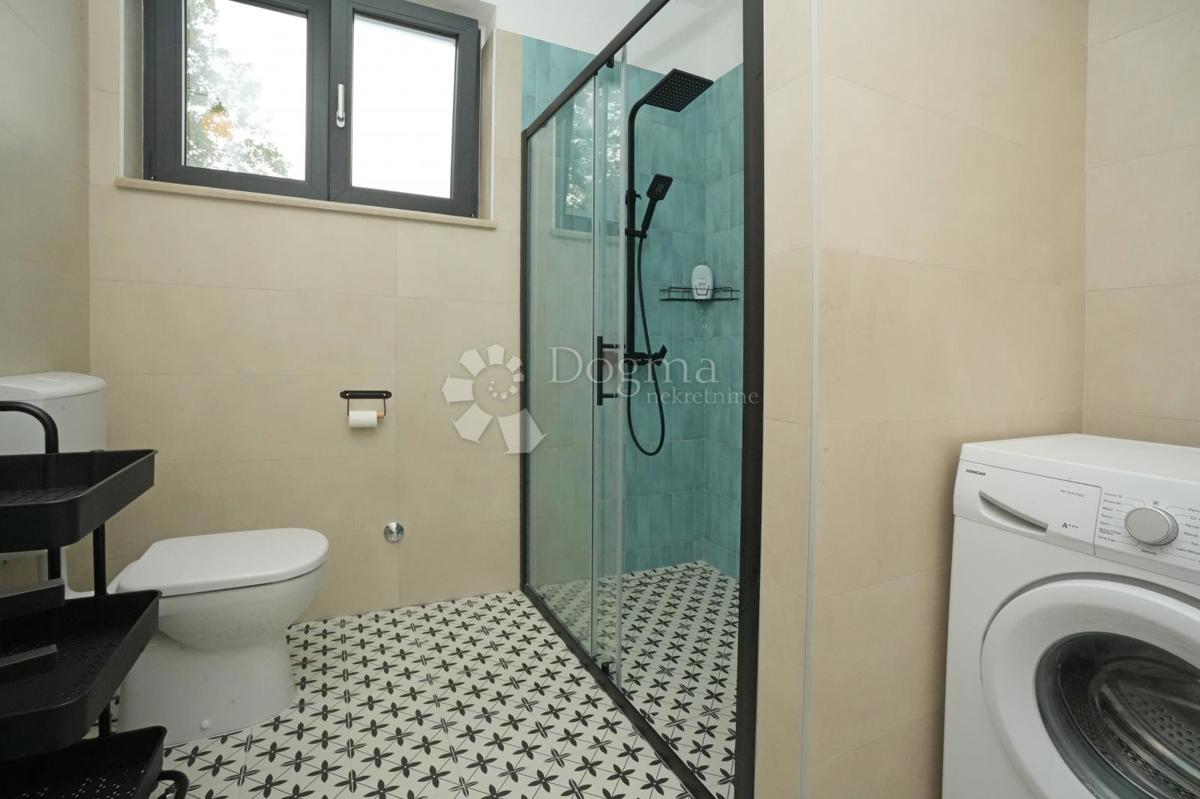 Moderna casa a un piano con piscina e privacy assoluta Nuova costruzione pronta per essere abitata