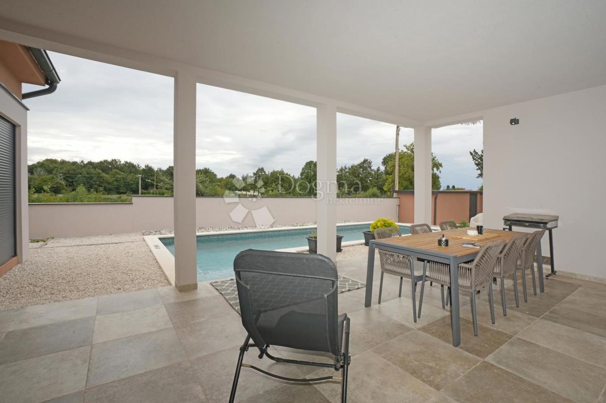 Moderna casa a un piano con piscina e privacy assoluta Nuova costruzione pronta per essere abitata