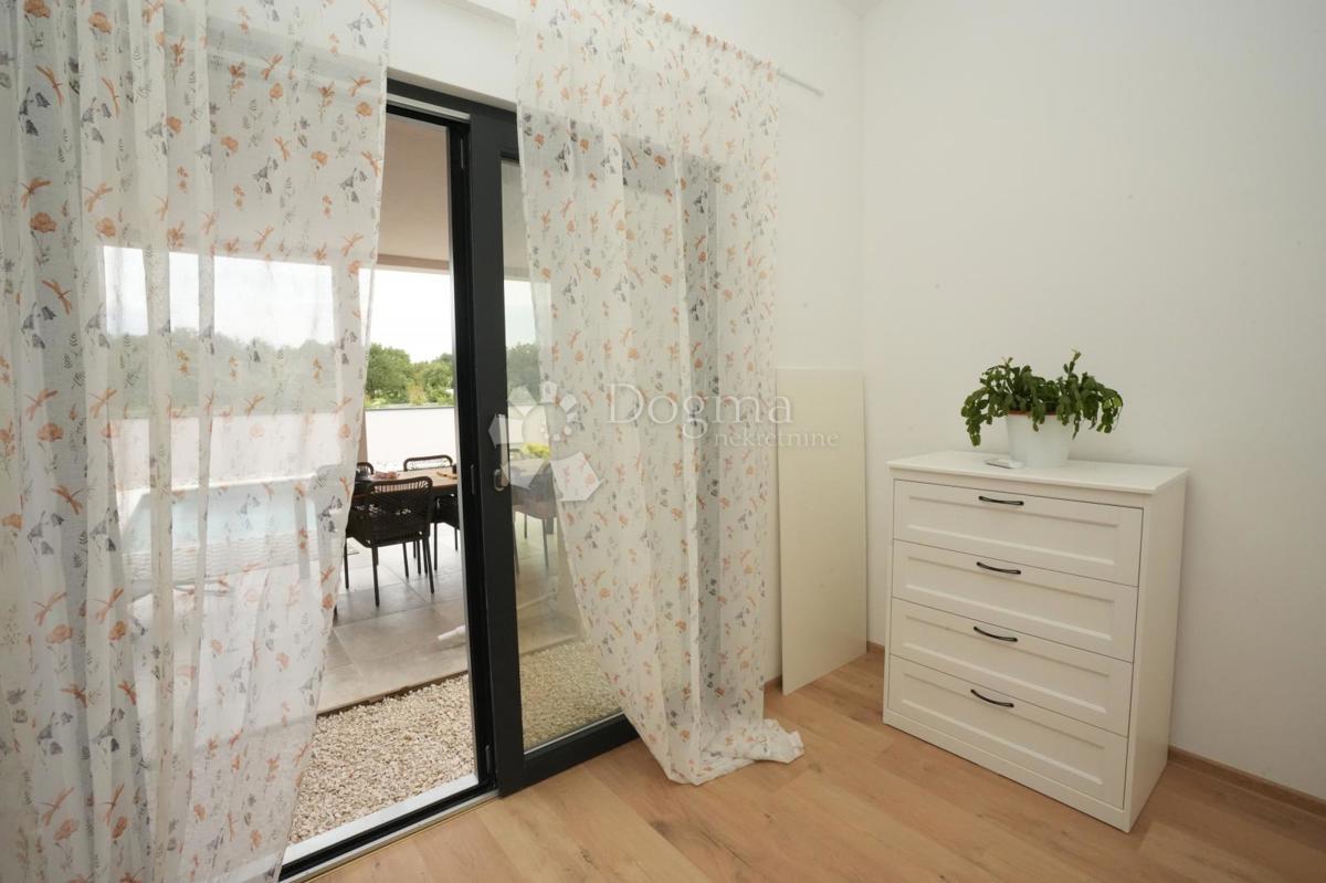 Moderna casa a un piano con piscina e privacy assoluta Nuova costruzione pronta per essere abitata