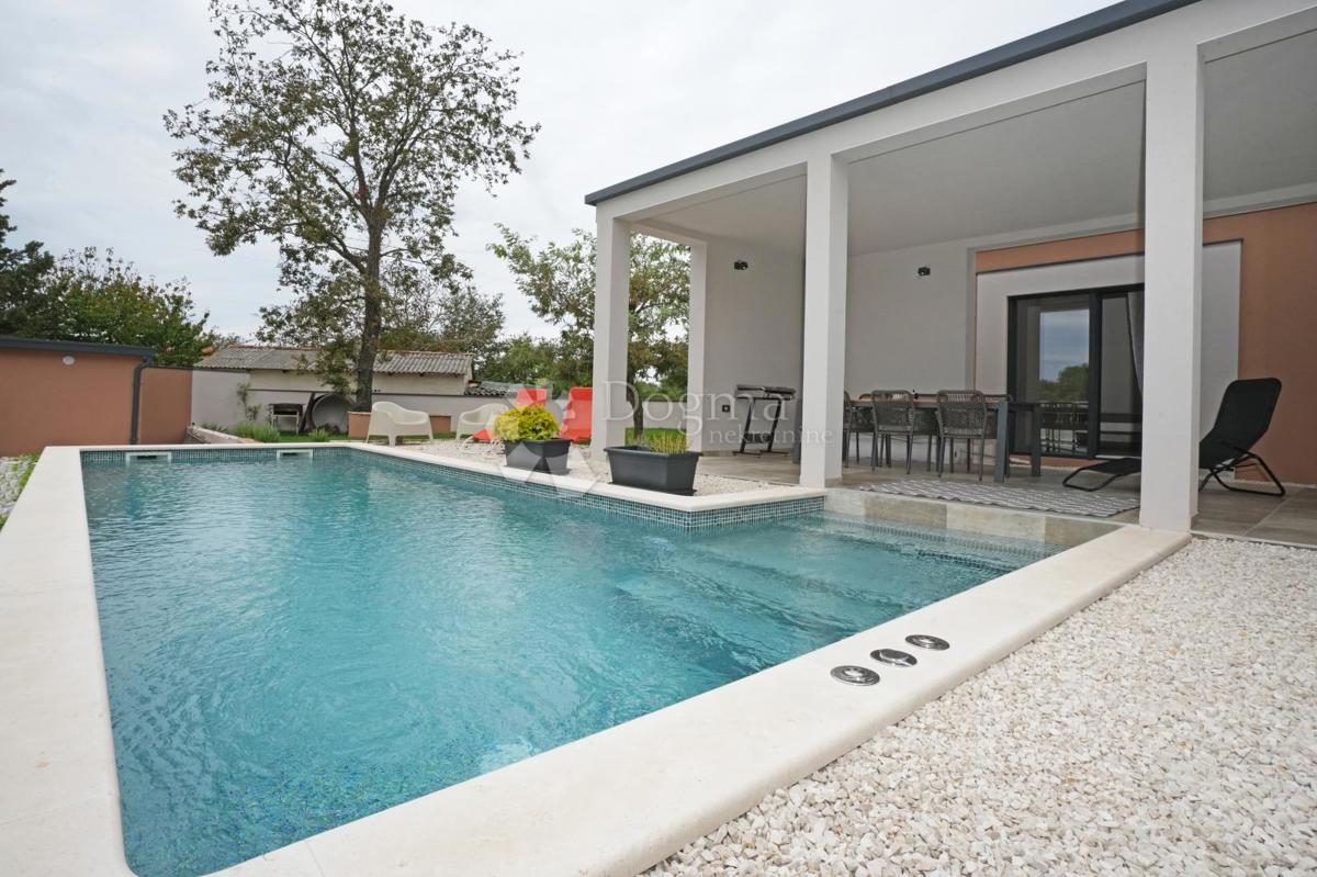 Moderna casa a un piano con piscina e privacy assoluta Nuova costruzione pronta per essere abitata