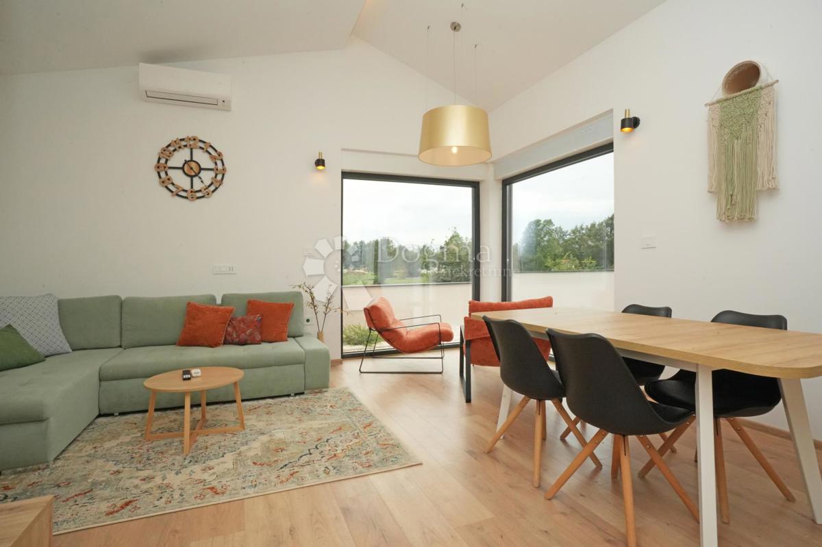 Moderna casa a un piano con piscina e privacy assoluta Nuova costruzione pronta per essere abitata