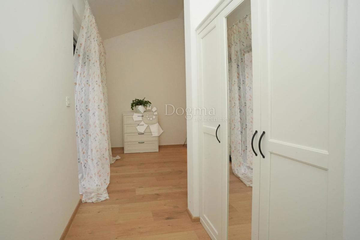 Moderna casa a un piano con piscina e privacy assoluta Nuova costruzione pronta per essere abitata