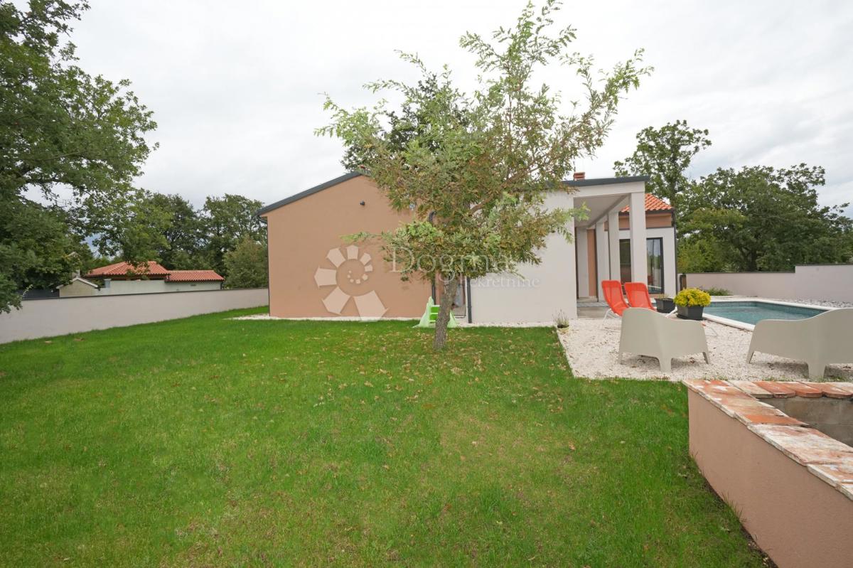 Moderna casa a un piano con piscina e privacy assoluta Nuova costruzione pronta per essere abitata