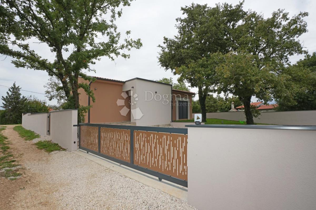 Moderna casa a un piano con piscina e privacy assoluta Nuova costruzione pronta per essere abitata