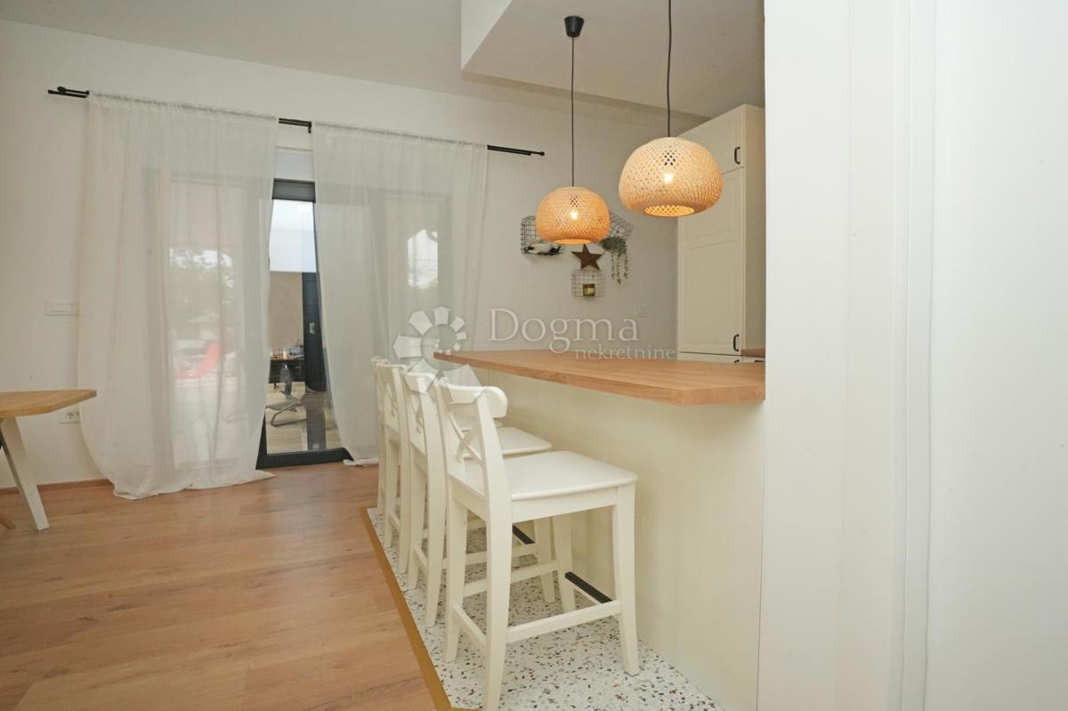 Moderna casa a un piano con piscina e privacy assoluta Nuova costruzione pronta per essere abitata