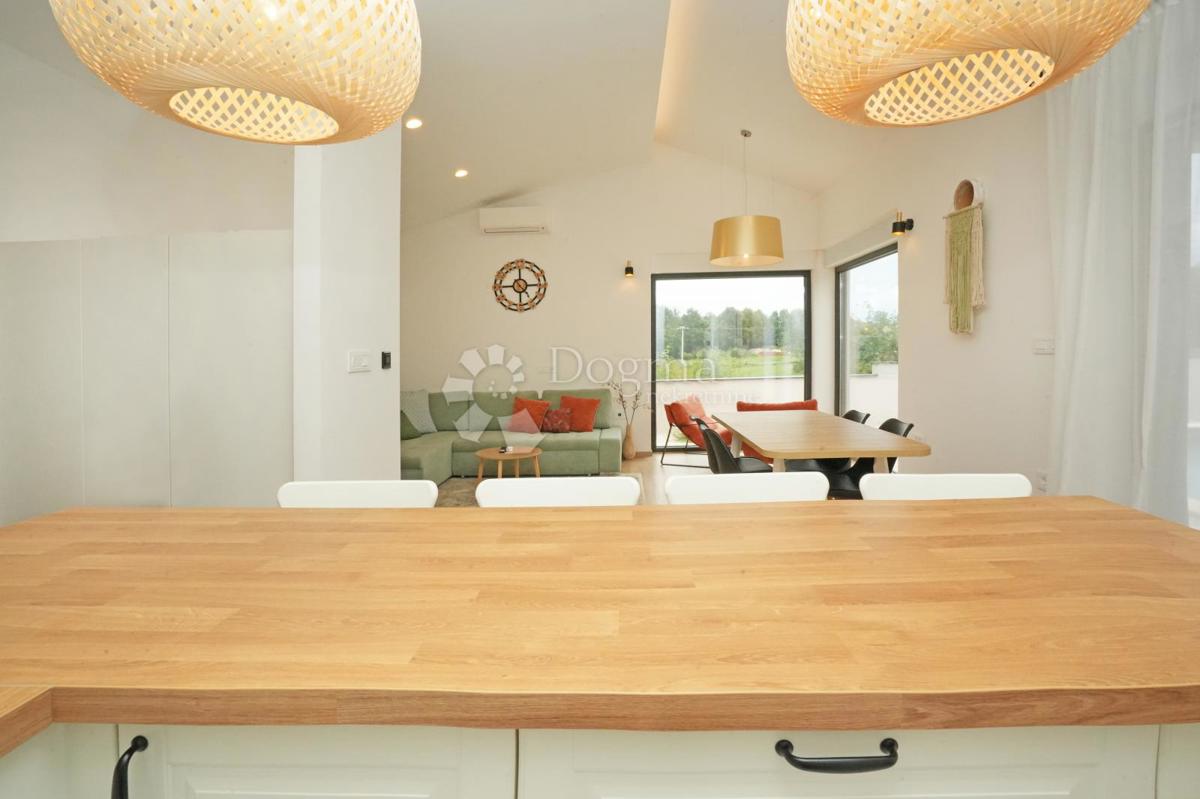 Moderna casa a un piano con piscina e privacy assoluta Nuova costruzione pronta per essere abitata