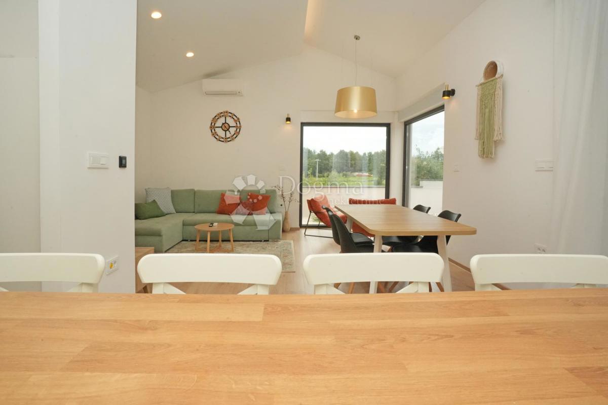 Moderna casa a un piano con piscina e privacy assoluta Nuova costruzione pronta per essere abitata