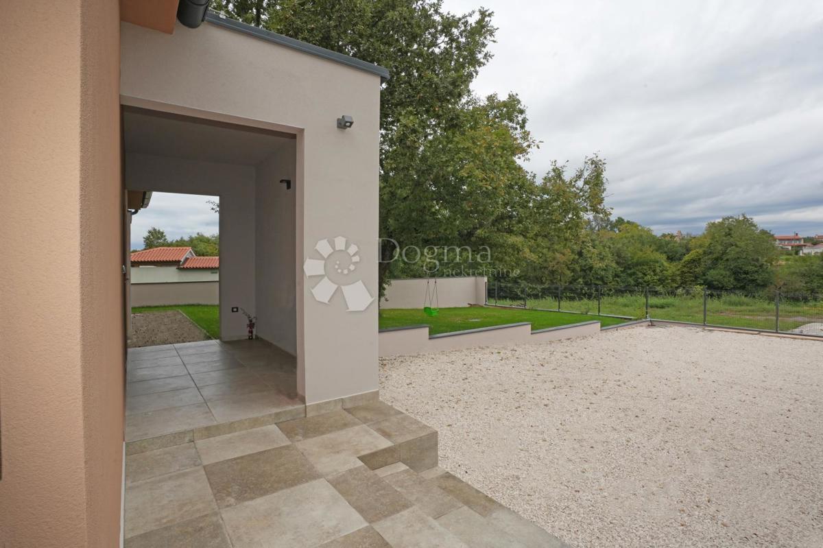 Moderna casa a un piano con piscina e privacy assoluta Nuova costruzione pronta per essere abitata