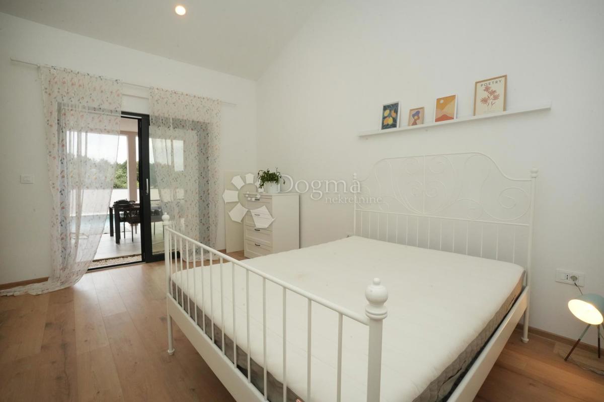 Moderna casa a un piano con piscina e privacy assoluta Nuova costruzione pronta per essere abitata