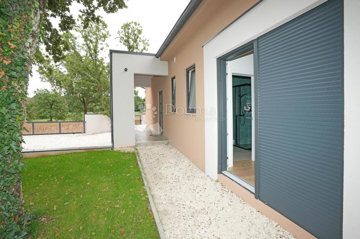 Moderna casa a un piano con piscina e privacy assoluta Nuova costruzione pronta per essere abitata