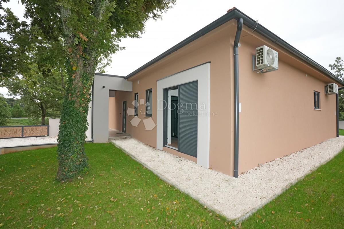 Moderna casa a un piano con piscina e privacy assoluta Nuova costruzione pronta per essere abitata