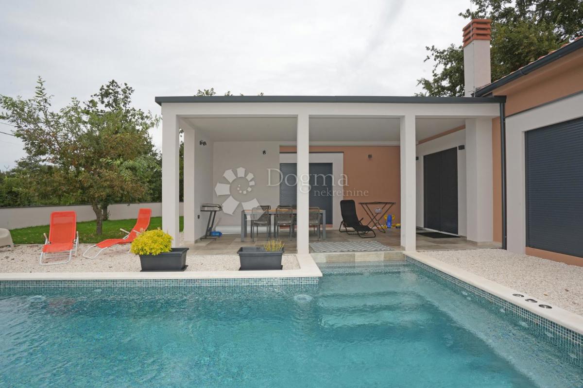 Moderna casa a un piano con piscina e privacy assoluta Nuova costruzione pronta per essere abitata