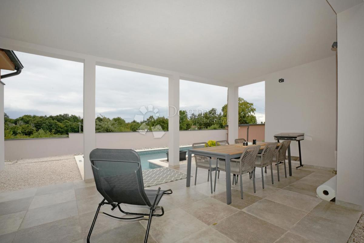 Moderna casa a un piano con piscina e privacy assoluta Nuova costruzione pronta per essere abitata