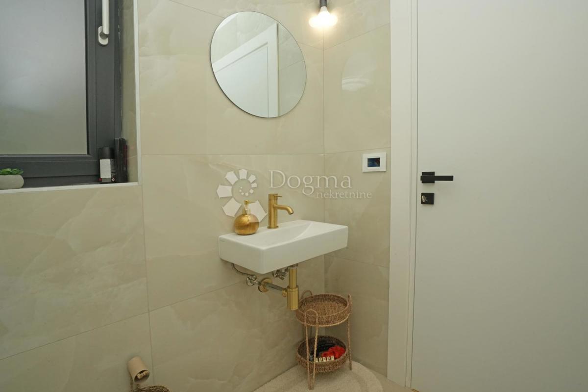 Moderna casa a un piano con piscina e privacy assoluta Nuova costruzione pronta per essere abitata